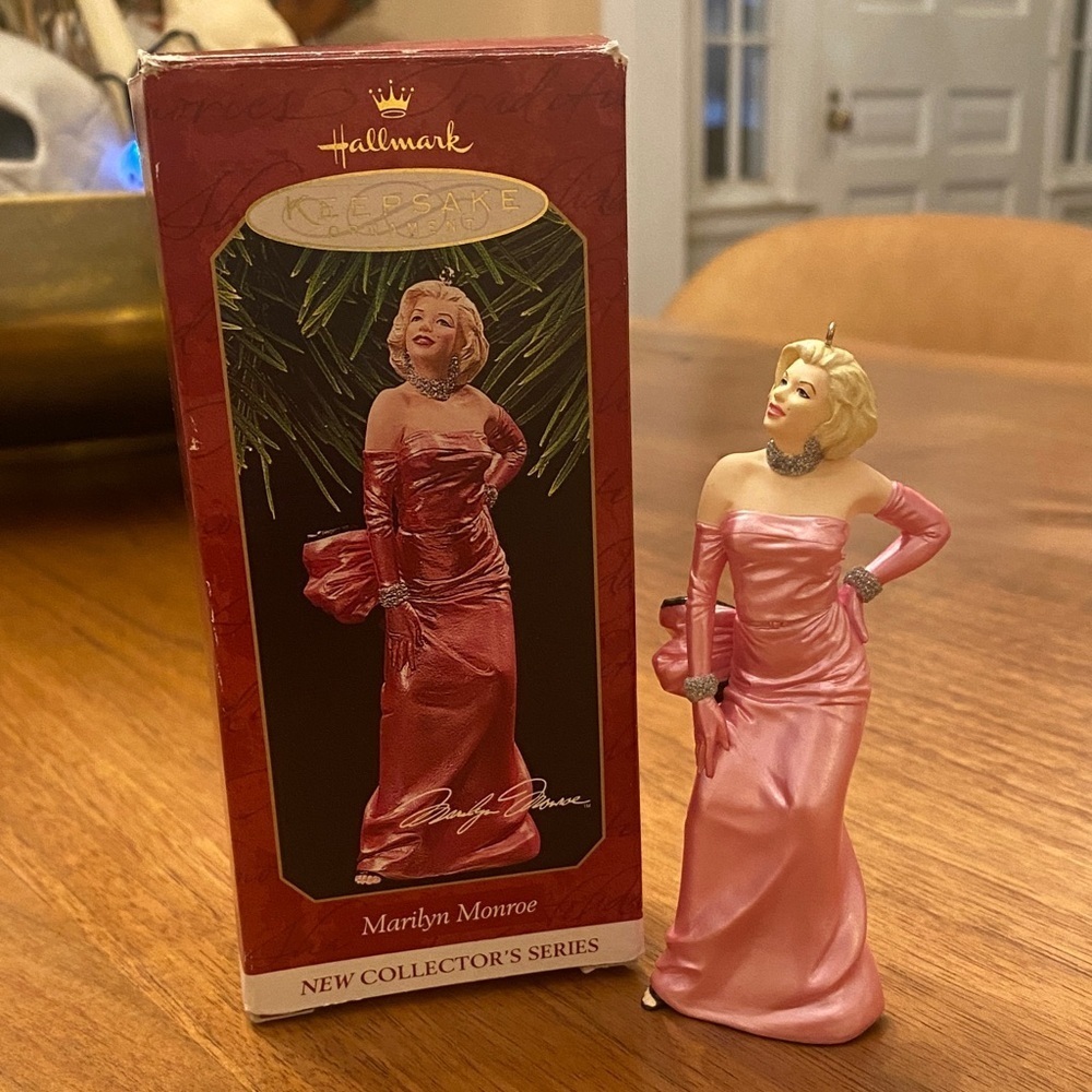Hallmark Keepsake 1997 Marilyn Monroe ornament.  Like new condition in box. - Picture 2 of 6